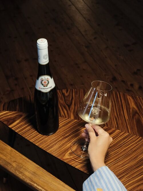 Bild des Posts "As autumn begins, comfort is a glass of Karthäuserhof at home in pyjamas."