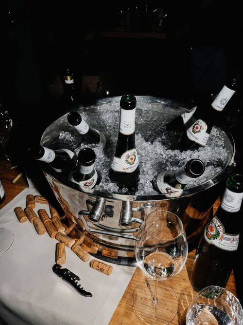 Bild des Posts "Winter weekends are better with a full cooler and the right wines to share."