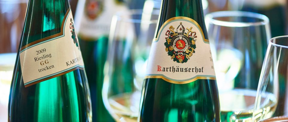 Flaschen mit der Halsschleife des Karthäuserhofs.