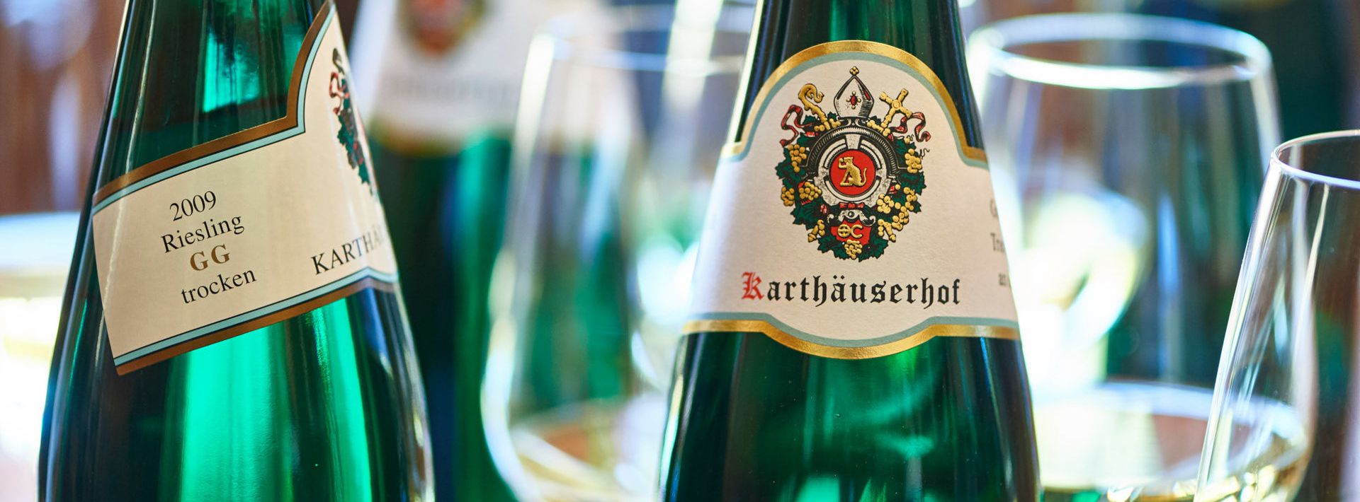 Flaschen mit der Halsschleife des Karthäuserhofs.