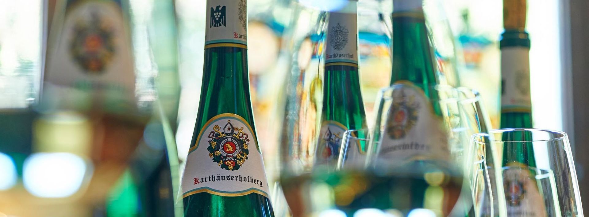 Arrangement aus Weinflaschen und Weingläsern